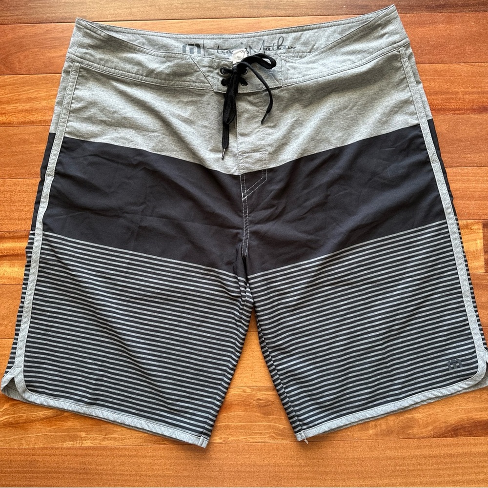 Travis Mathew Mens Boardshorts Swim Trunks  Drawstring Size 38